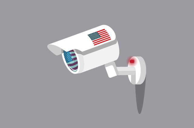 یک دوربین امنیتی که دارای پرچم ایالات متحده است.