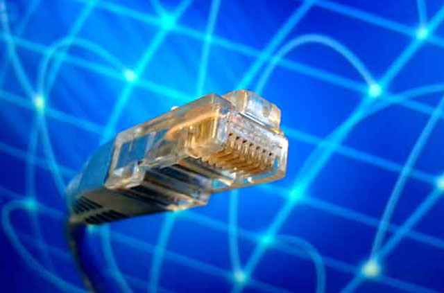 Un cablu Ethernet în fața unui fundal albastru care stochează că ar trebui să reprezinte internetul?