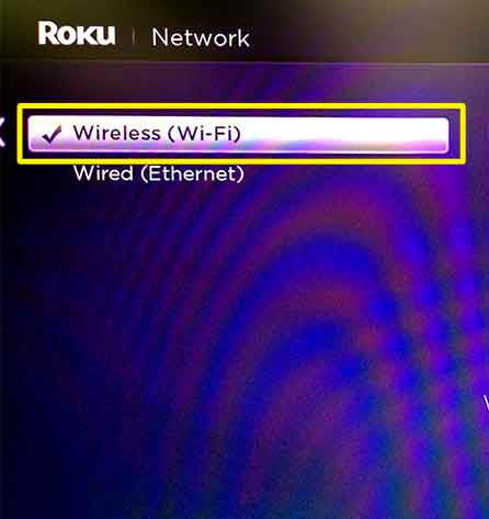 เมนู Roku พร้อมการเลือก Wireless (Wi-Fi) ถูกเน้นไว้