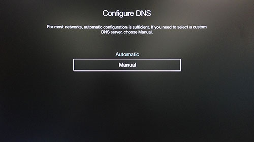 Apple TV El ile vurgulanmış olarak DNS menüsünü yapılandırın.