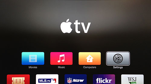 Apple TV zaslon z gumbom Nastavitve.