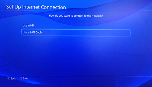 Obrazovka Nastavenie pripojenia k internetu PlayStation s vybratým výberom Použiť kábel LAN.